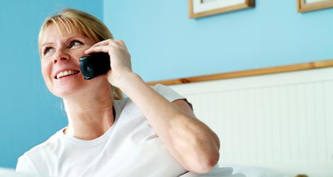 Många familjer tycker att hemtelefonen är en trygghet och vill gärna behålla den. Foto: Scanpix