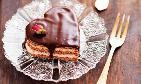 Skäm bort någon du tycker om med en bakelse på Alla hjärtansdag. Den här är fylld med chokladgrädde och täckt med en lyxig chokladglasyr. Foto: Björn Tesch