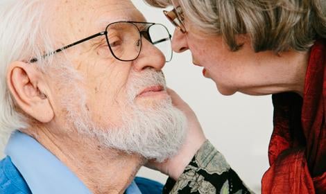 Torsten och Sonja Wallin har varit gifta i 57 år. Efter att Torsten har insjuknat i alzheimer har deras kärleksrelation gått över i ett beroendeförhållande, en ”mamma-barn-relation”. Foto: Juliana Wiklund