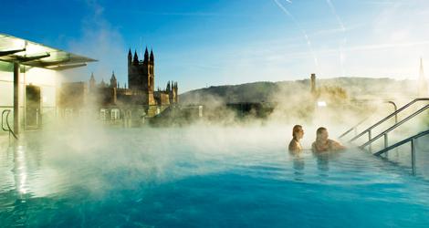 Stadens stolthet är Therme Bath Spa, Storbritanniens enda naturligt varma källa.