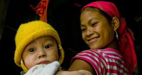 Ensamstående Lia i Vietnam älskar sin lilla son Mua, men oroar sig för framtiden. Foto: Claire Grigaut/Plan International