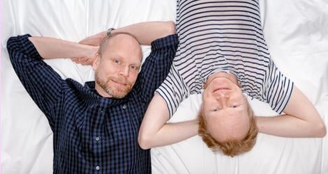 Martin och Kristian Luuk var bästa vänner som små, men tappade bort varandra som vuxna. Nu är de tillbaka där allt började och resan har blivit en föreställning. Foto: Ann Jonasson