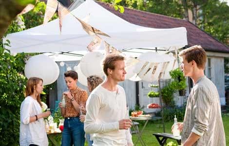 Partytälten är i första hand solskydd och inte ett skydd mot regn och rusk. Foto: Lena Granfelt/Johnér