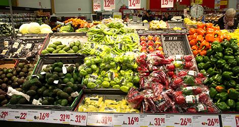 Vill du handla mer eko men tycker det är dyrt? Börja med att välja en ekologisk vara, till exempel bananer eller mjölk. Merkostnaden för en enda ekobanan ligger på cirka 60 öre och för ett stort glas mjölk på 50 öre. Foto: Scanpix