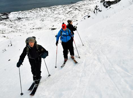 För några år sedan var det bara duktiga skidåkare med lång erfarenhet av fjället som gick på toppturer. Nu har det blivit ett vinteräventyr för alla. Foto: Anna Wahlgren