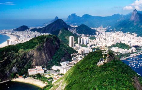 Från Sockertoppen är det lätt att få en överblick över staden. Från vänster Copacabana, Praia Vermelha, stads­delen Flamengo och i bakgrunden längst till höger Corcovado med Jesusstatyn.