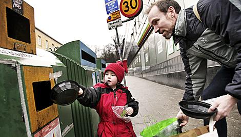 Får man vara med och sopsortera redan från unga år så blir återvinning något som faller sig naturligt även i vuxen ålder. Foto: Niklas Larsson/Scanpix