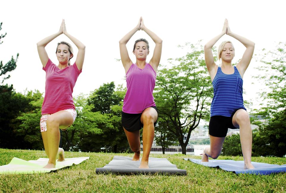 Hitta ditt inre lugn med yoga på semestern. Foto: Johnér Bildbyrå.