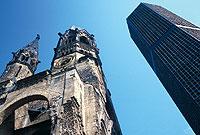 Gedächtniskirche har sparats i sitt utbombade skick som en symbol mot kriget och för freden.Foto: Ingegerd & Peter Kranz