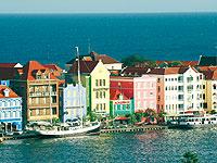 Bonaire och Curacao sprakar av färger. Karamelliga hus står på rad vid den lilla hamnen i Bonaires huvudstad Kralendijk. Foto: Johan Almblad