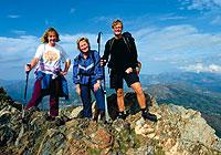 Äntligen uppe! Kerstin Norrgran, artikelskribenten Ingela af Geijerstam och Eva Mårder har nått toppen av berget San Pedrone, 1 791 meter över havet.Foto: Bengt af Geijerstam