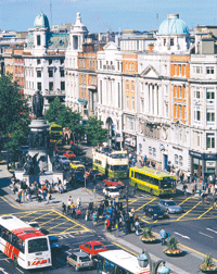 Härligt folkmyller på Dublins paradgata O’Connell Street.Foto: Scanpix