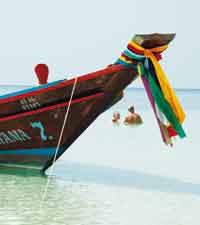 De traditionella thailändska långsvansbåtarna gör loja semesterbadare sällskap på Koh Tao.Foto: Johan Almblad