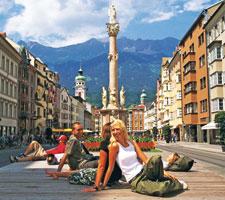 På shoppinggatan Marie Theresienstrasse trängs slitna studentbarer med designade restauranger och klassiska ölställen..FOTO TVB Innsbruck