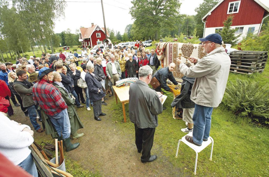 Auktionskammare håller auktion i i Tolg. Foto: Mats Samuelsson