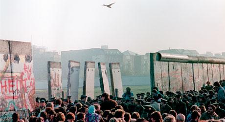 Potsdamer Platz 12 november 1989. Muren har börjat rivas och Östberlins invånare får se Västberlin för första gången sedan 1961.