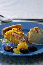 Citrontårta med kanelglass och druvor