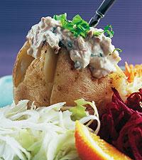 Bakad potatismed fetaostkräm, råkostsallad och bröd