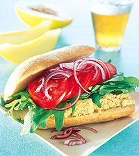 Ciabatta med hummus, rödlök och rucola