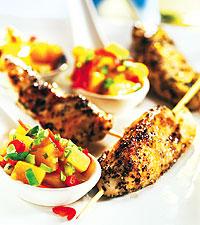 Kycklingspett och mangosalsa