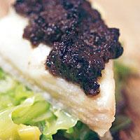 Hälleflundra noir med tapenade på grön botten