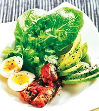 Sallad med sardin och ägg, avokado och ett gott bröd