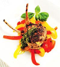 Lammkotletter serverade med pesto och paprika