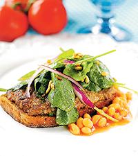 Pariserburgare med vita bönor och väldressad spenatsallad