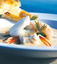 Ljus kräftsoppa med porcherad fisk