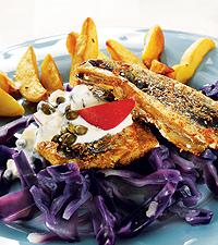 Pepparrotsströmming med rödkålssallad och potatis