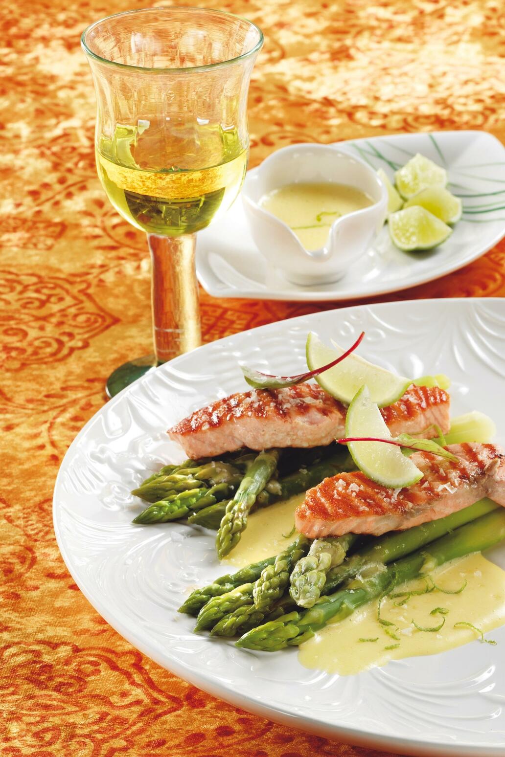 Sparris med limehollandaise och lax