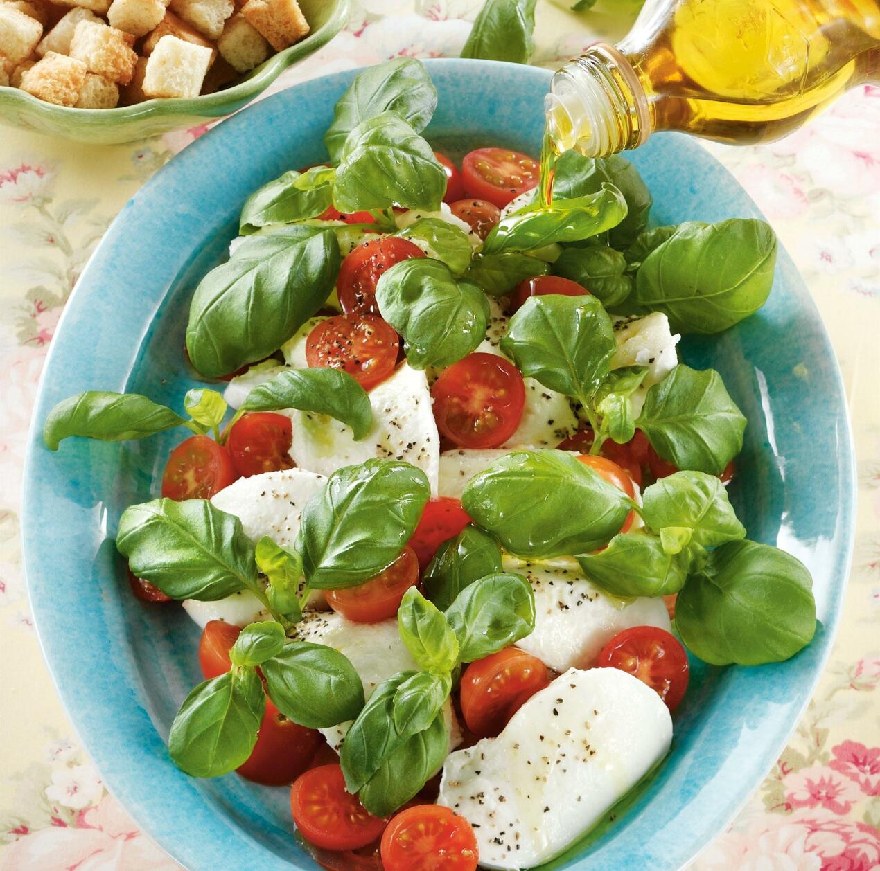 Sallad Caprese med färsk basilika