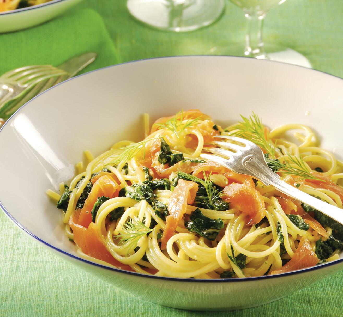 Rökt lax med spenat och spagetti