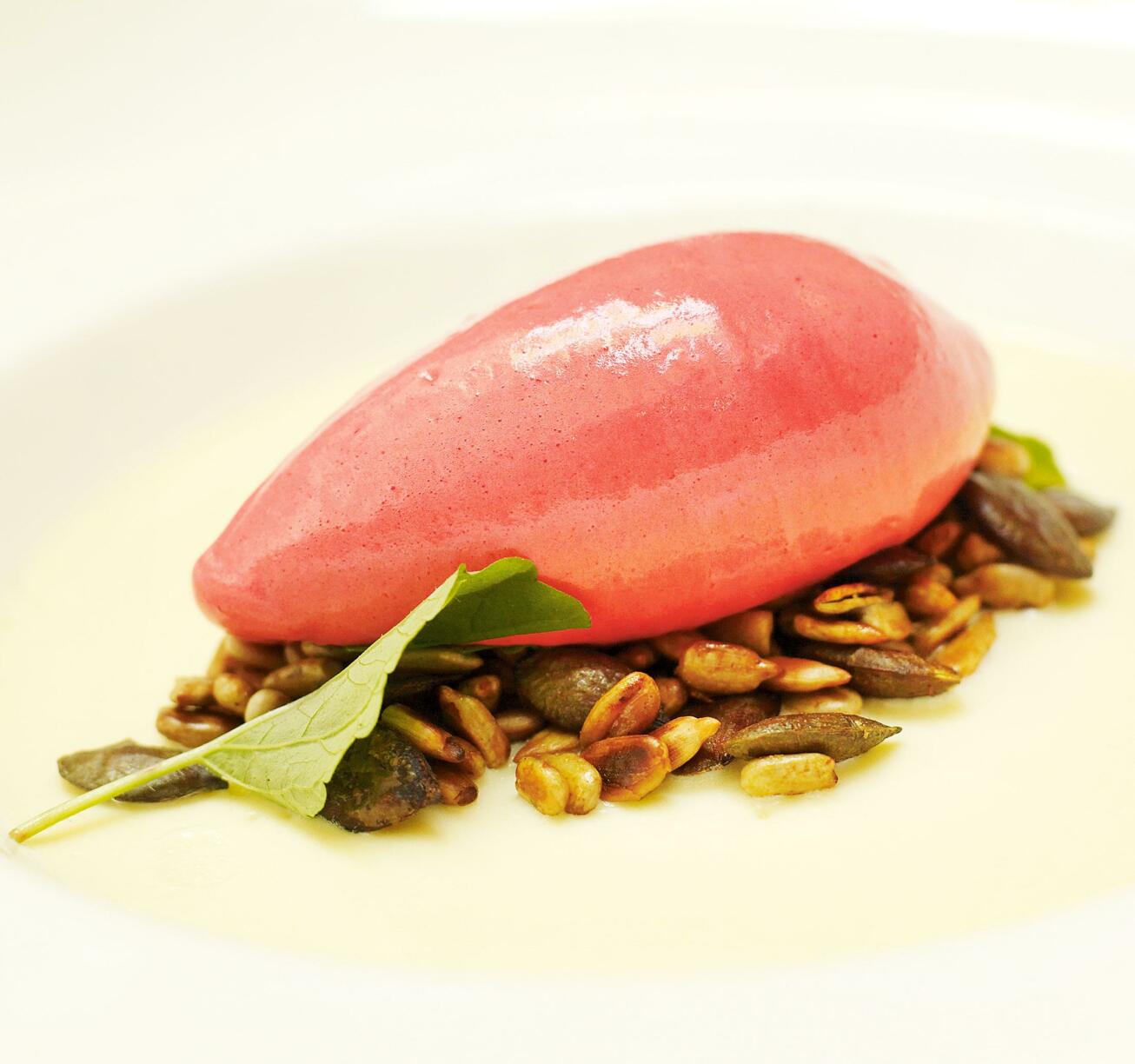 Vit chokladpannacotta med hallonsorbet
