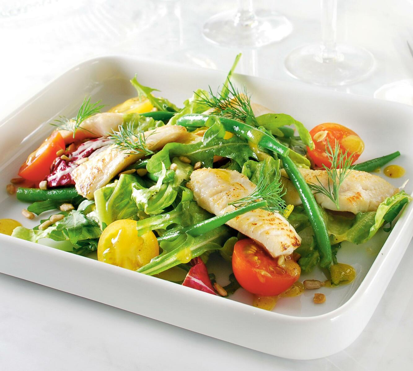 Sallad på abborre med senapsvinägrett