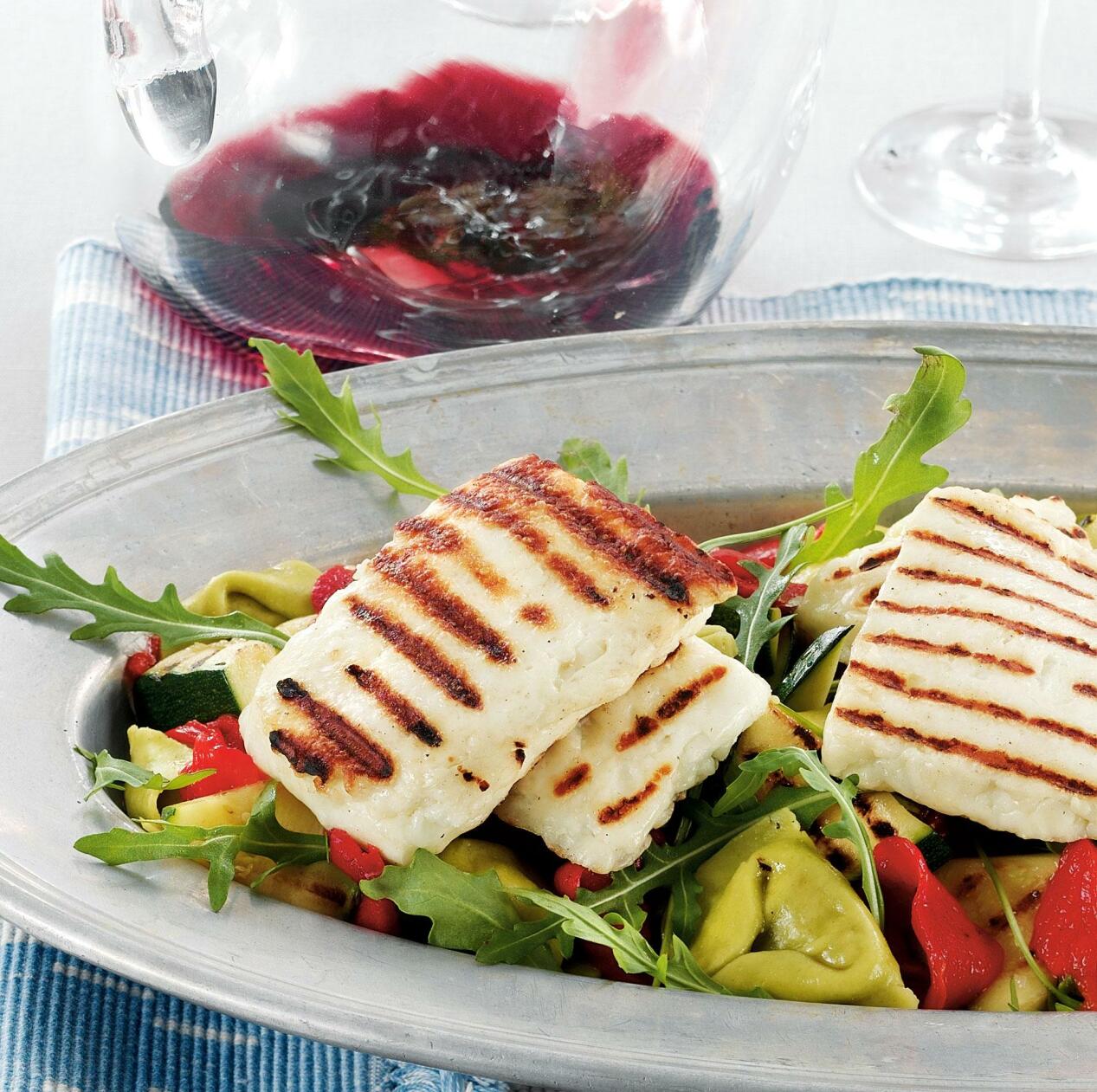 Grillad halloumi på tortellonisallad