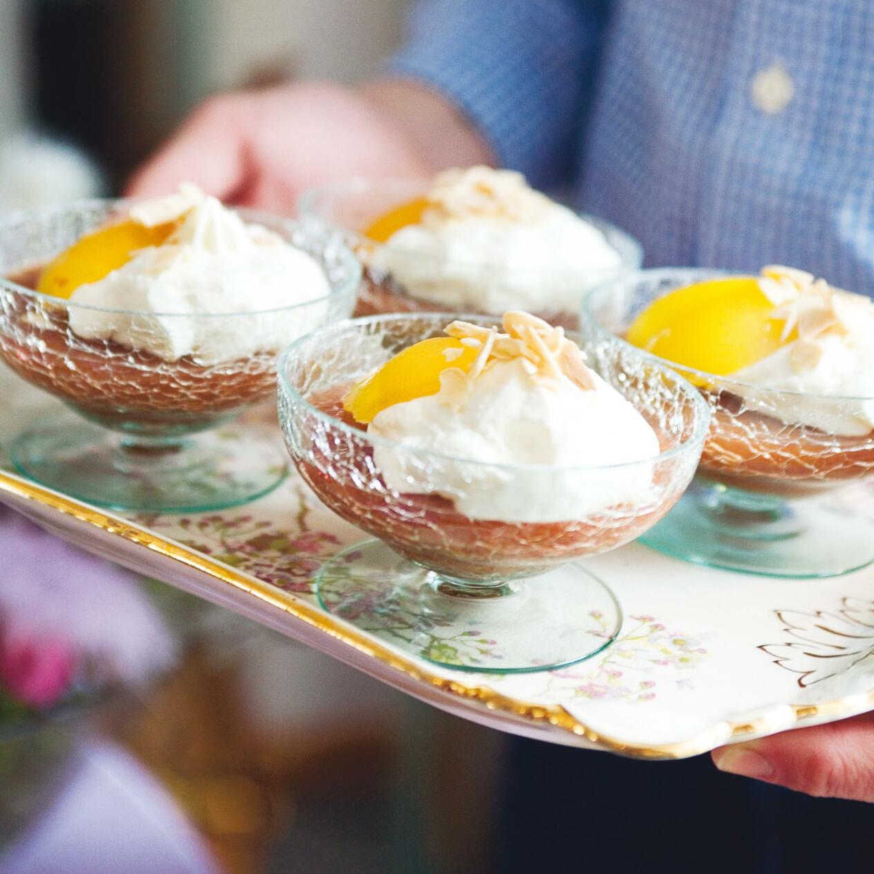 Rabarberdessert med aprikos och flagad rostad mandel