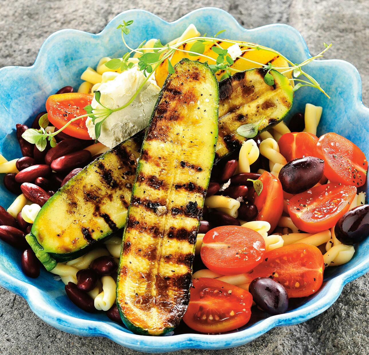 Pastasallad med grillhalvor