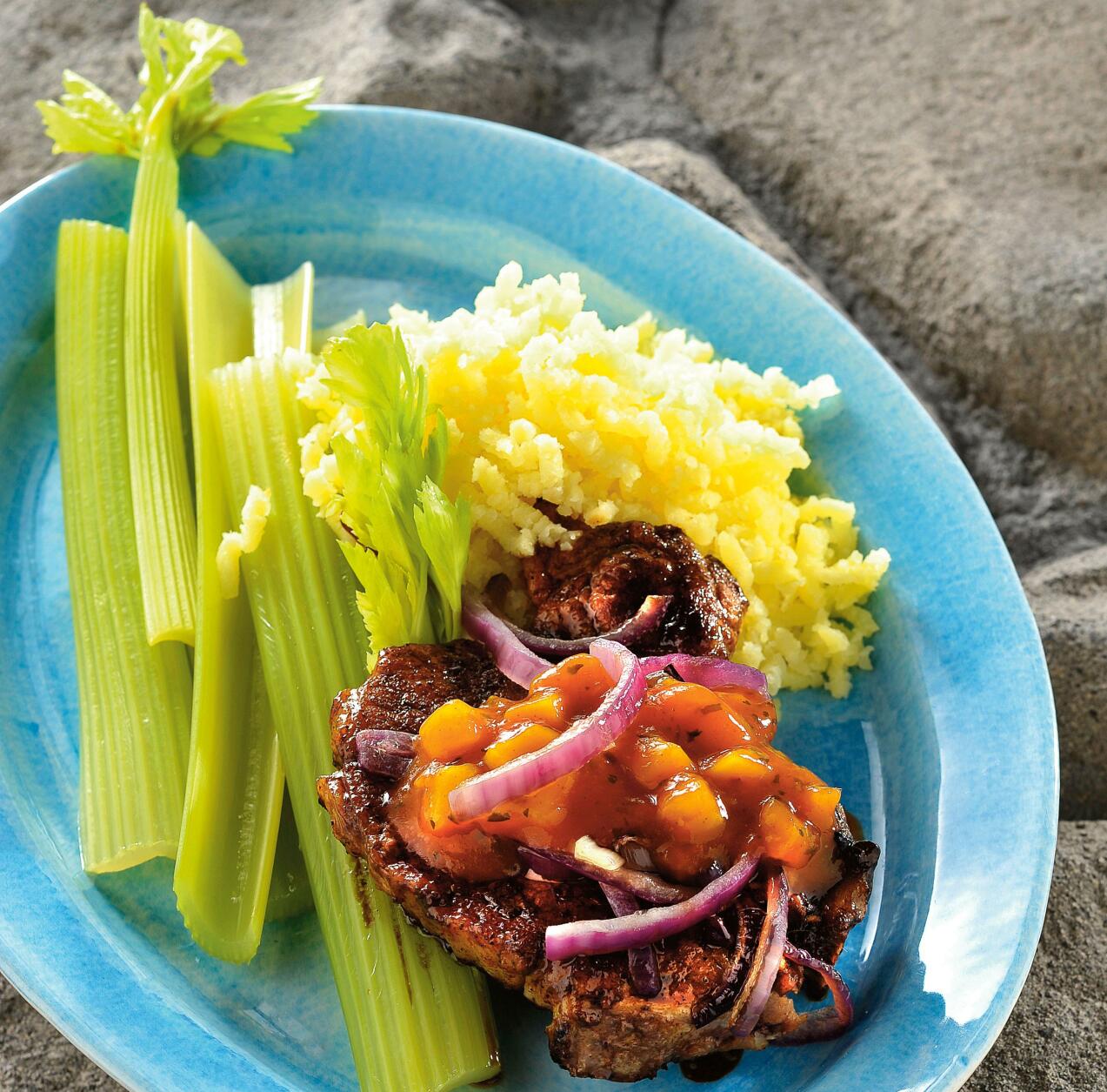 Stekt fläskkotlett med lök och salsa