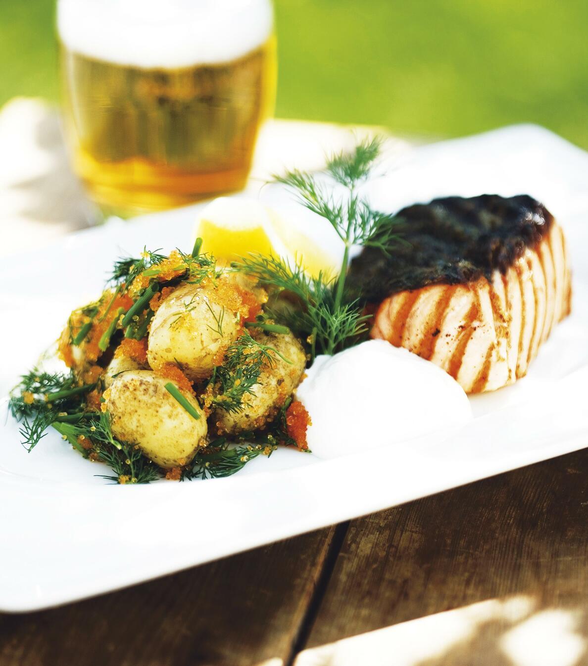 Grillad lax med löjromspotatis