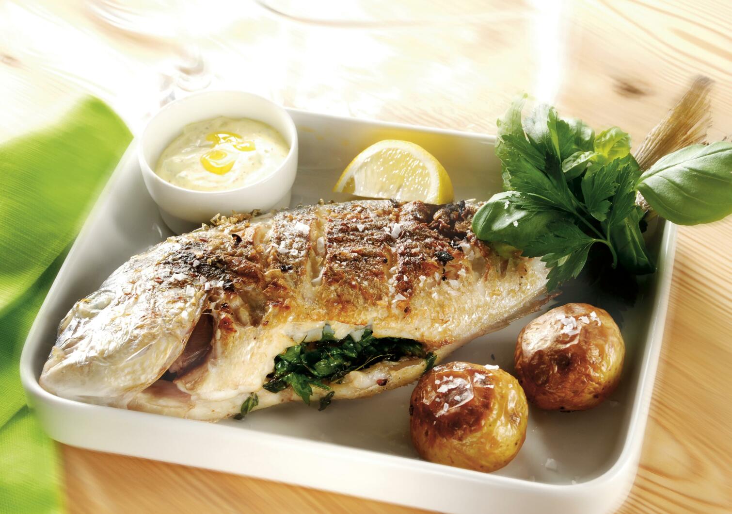 Grillad seabream med örter och vitlök
