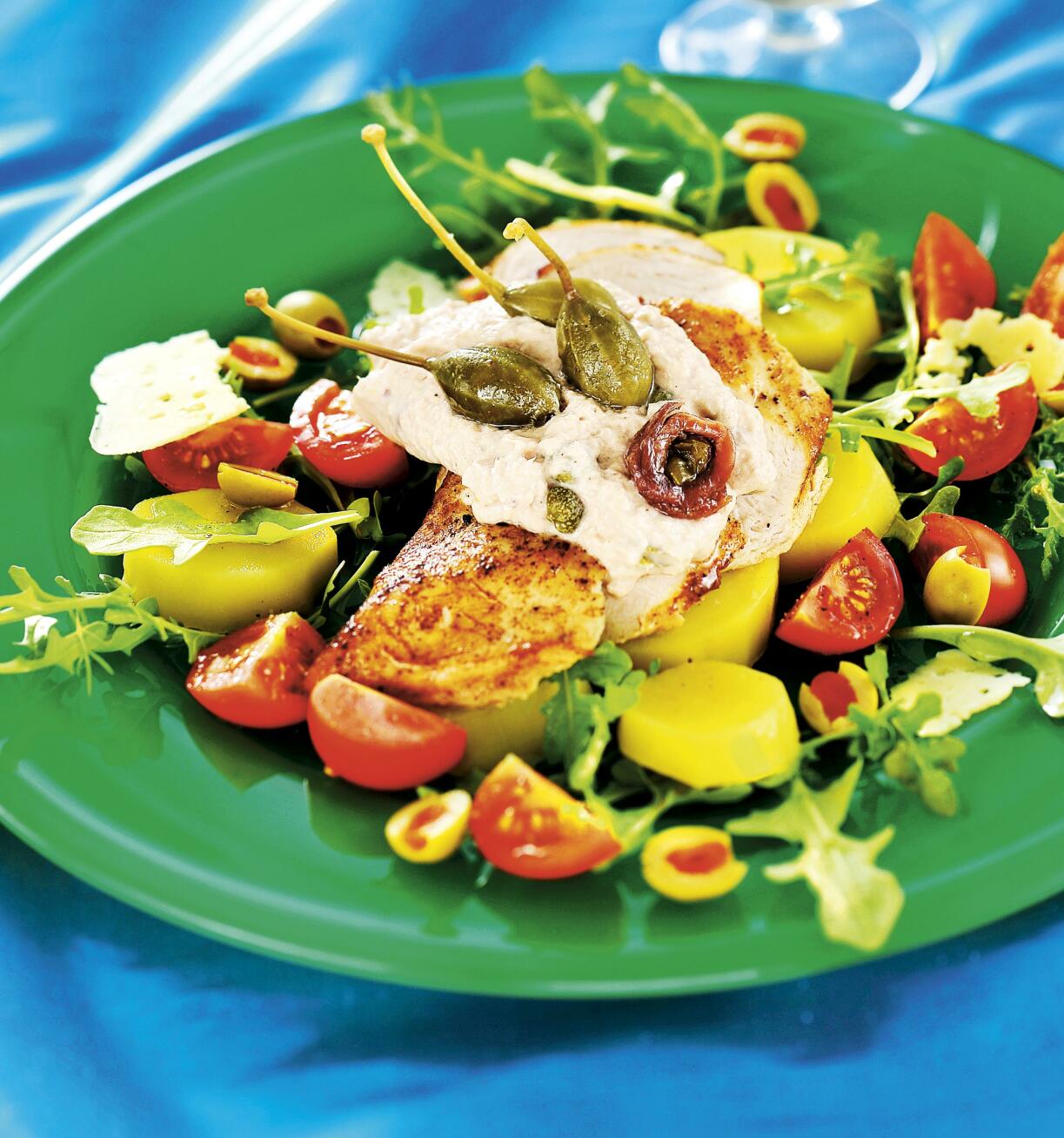Stekta kycklingbröst med tonfisksås och potatissallad