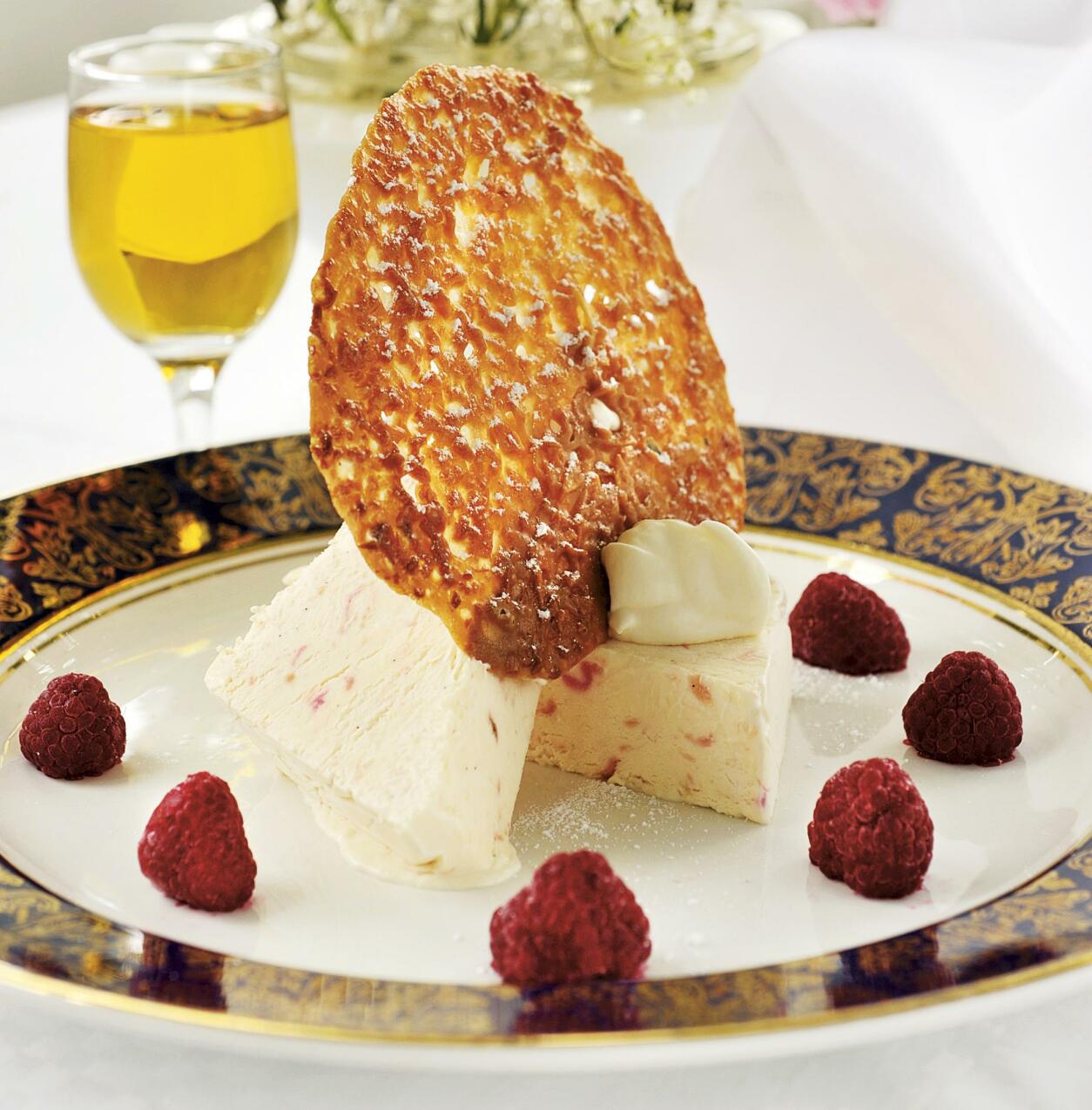 Rabarberparfait med mandelflarn och hallon