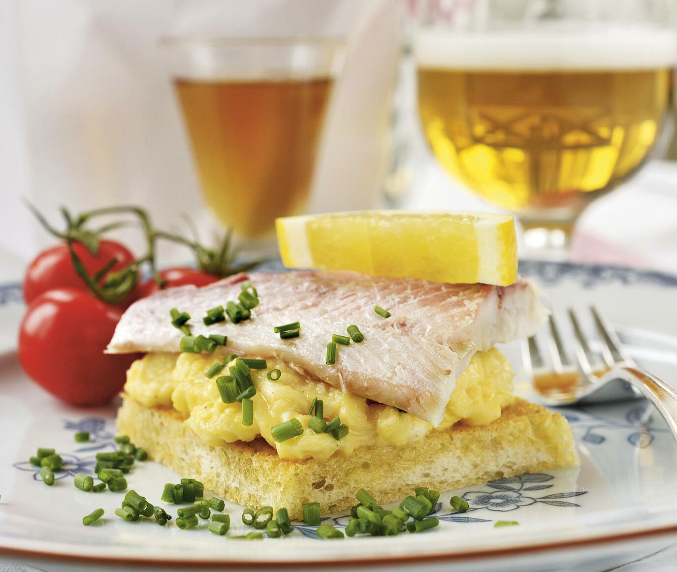 Varmrökt Vätternsik på toast med äggröra
