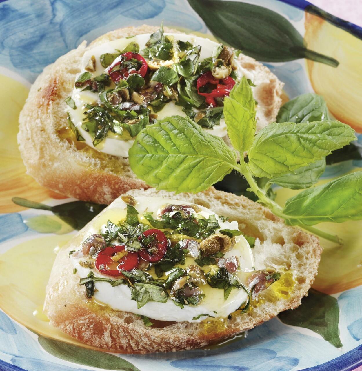 Örtmozzarella på focacciabrödskivor