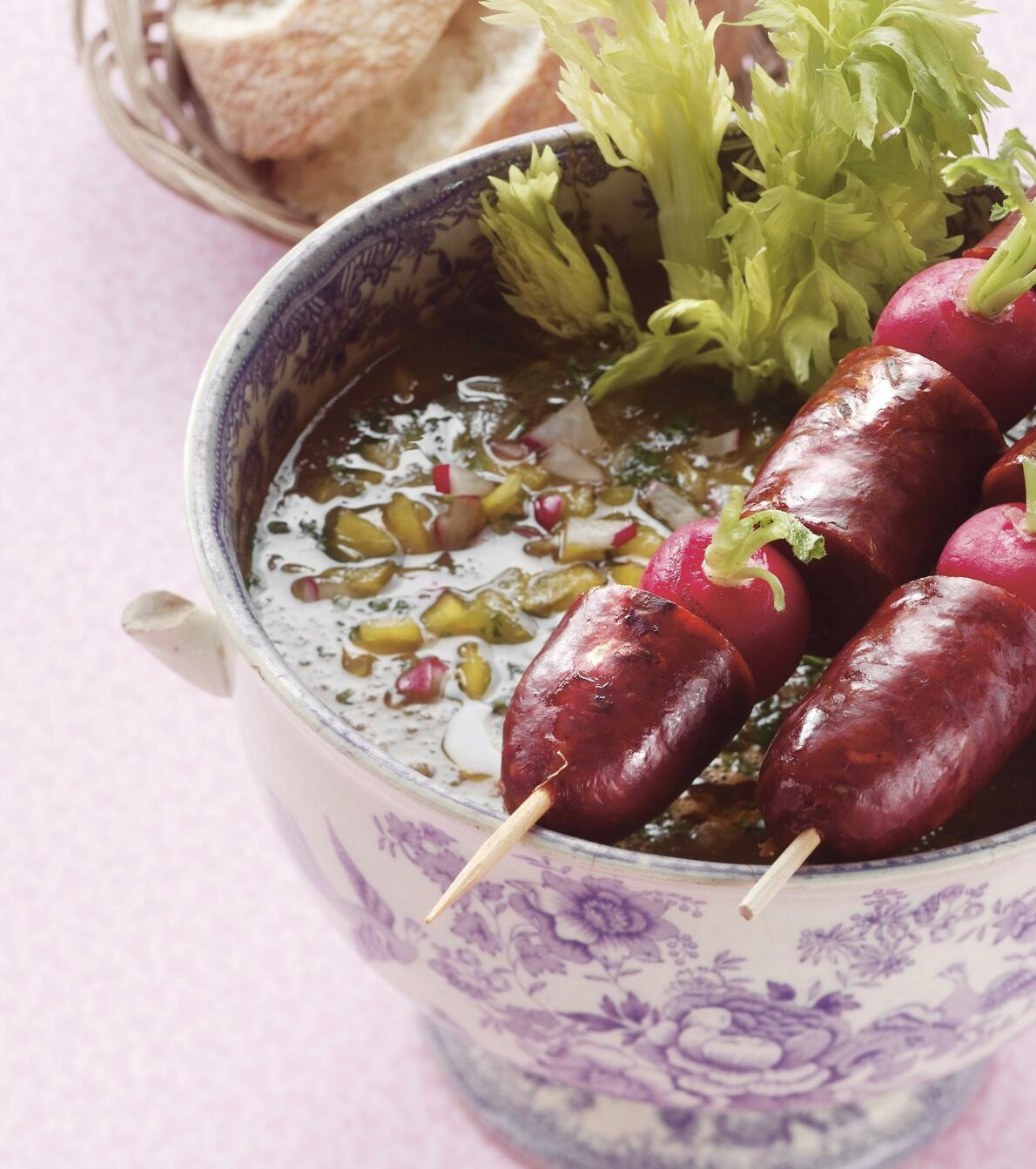 Gazpacho med kryddig grillad korv