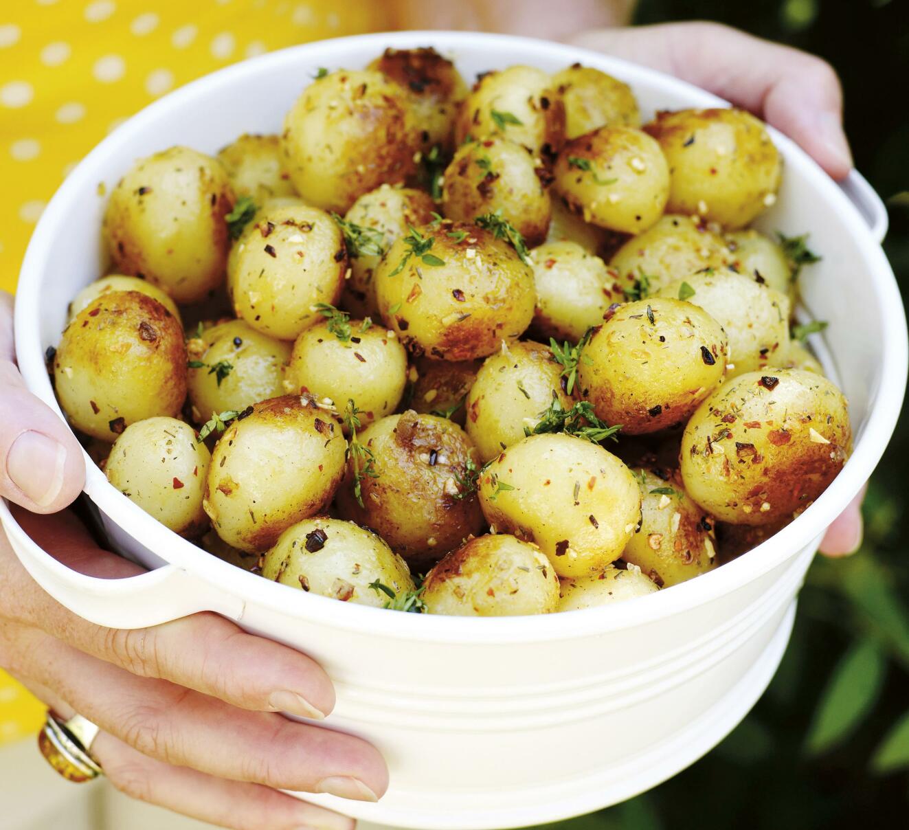 Rostad färskpotatis med chili och vitlök