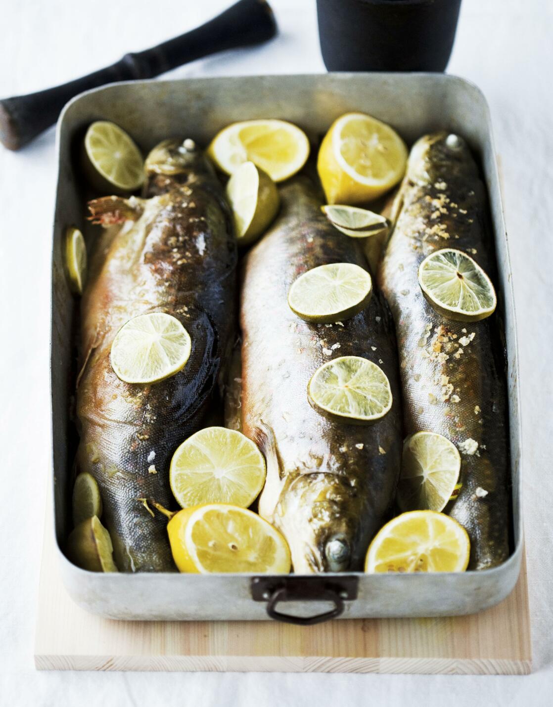 Helstekt röding med smör och citron