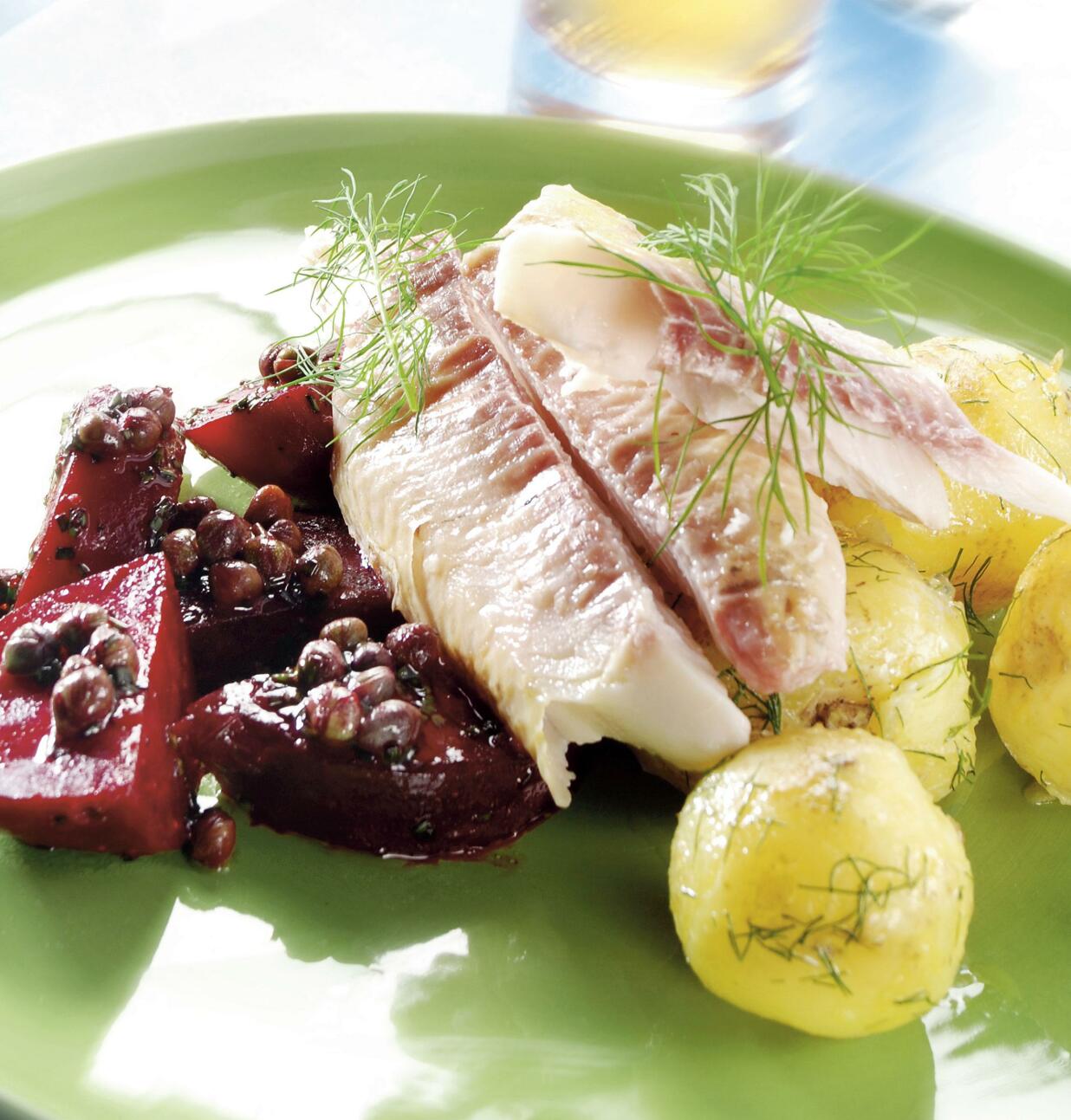 Rökt sik med rödbetor