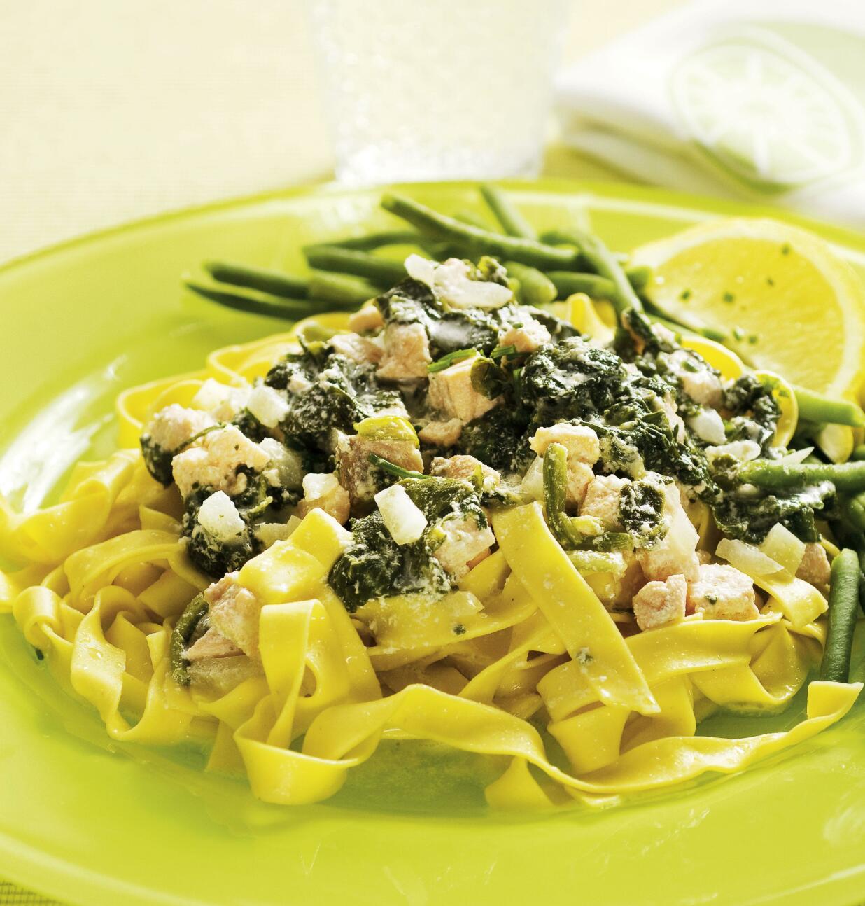 Laxpasta med bladspenat